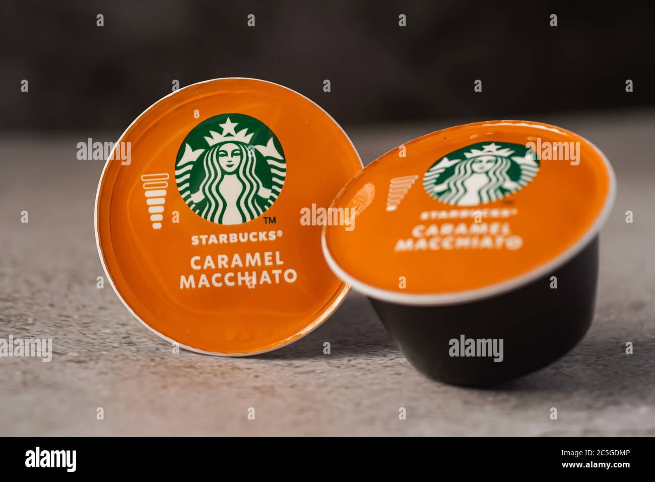 Illustrative redaktionelle Aufnahme von Starbucks Caramel Macchiato Kaffeekapseln Stockfoto