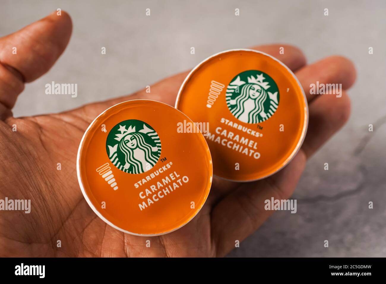 Illustrative redaktionelle Aufnahme von Starbucks Caramel Macchiato Kaffeekapseln Stockfoto