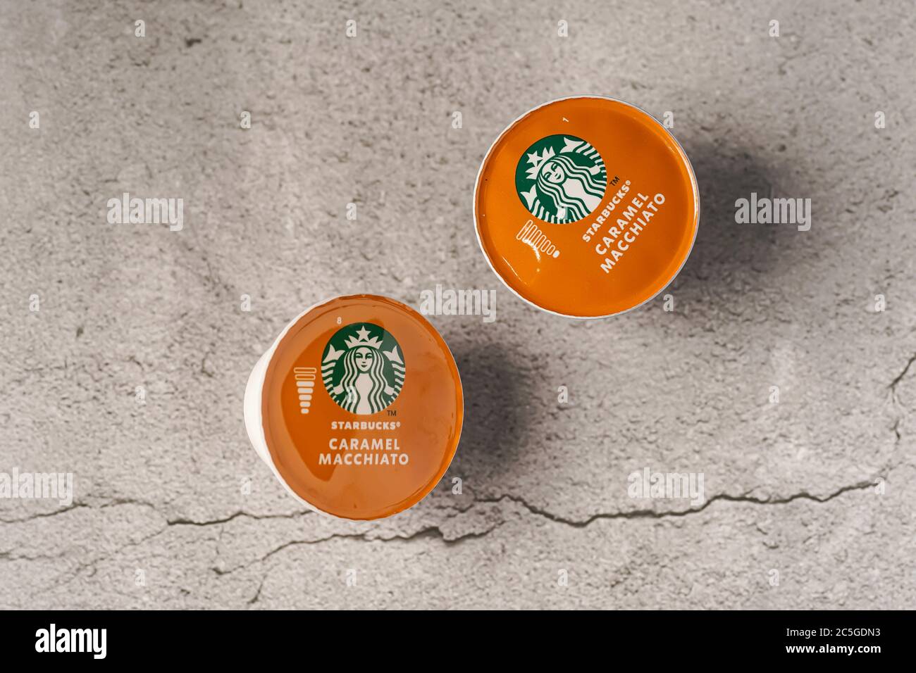 Illustrative redaktionelle Aufnahme von Starbucks Caramel Macchiato Kaffeekapseln Stockfoto