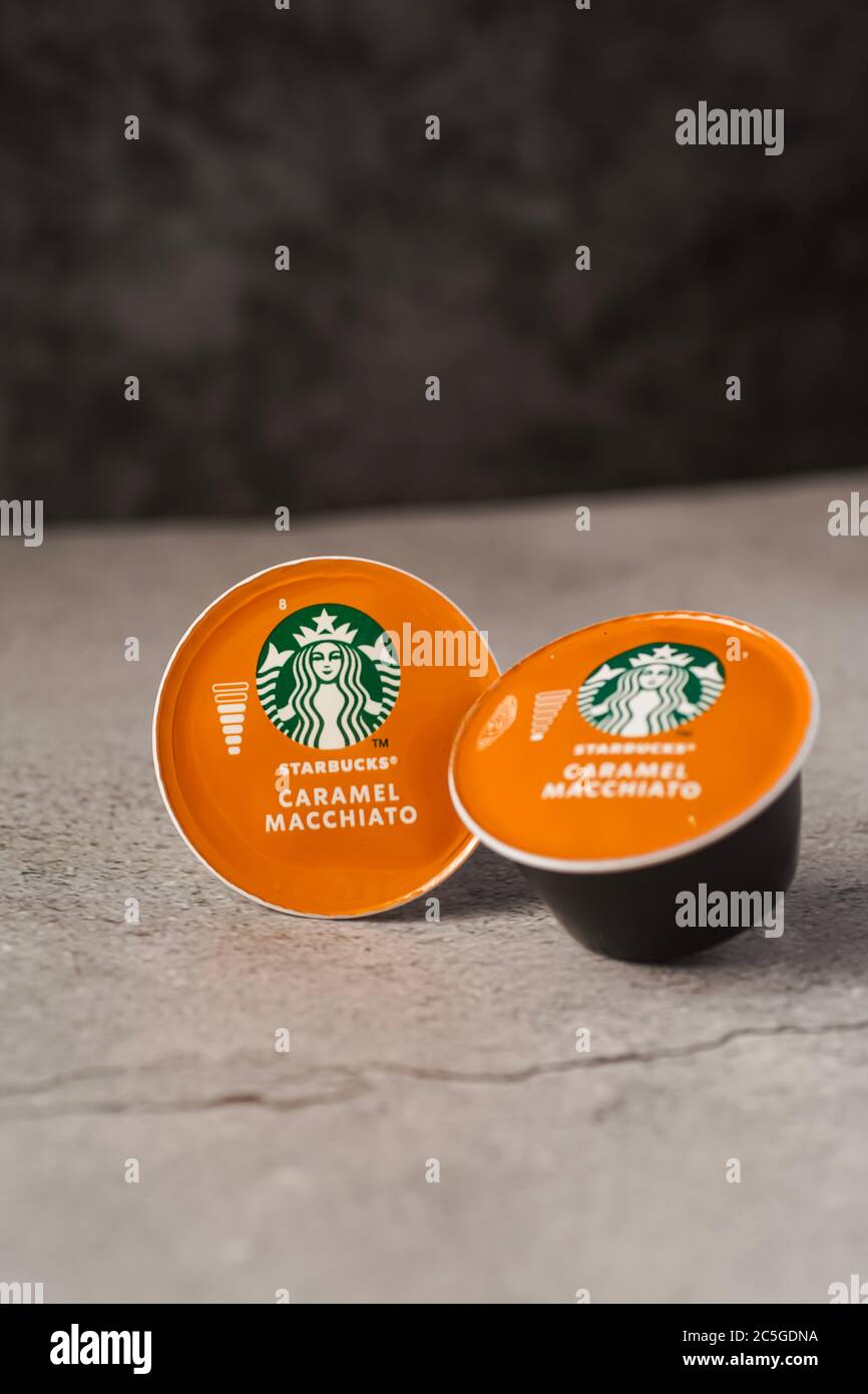 Illustrative redaktionelle Aufnahme von Starbucks Caramel Macchiato Kaffeekapseln Stockfoto