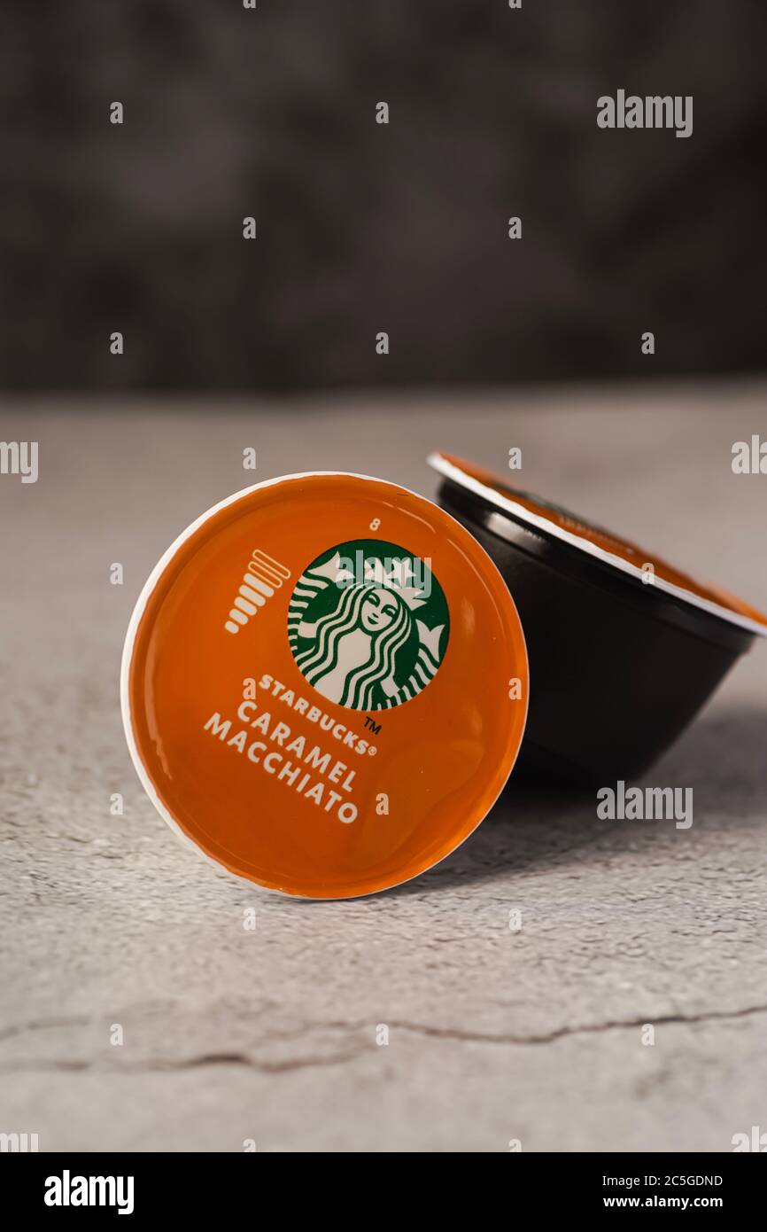 Illustrative redaktionelle Aufnahme von Starbucks Caramel Macchiato Kaffeekapseln Stockfoto