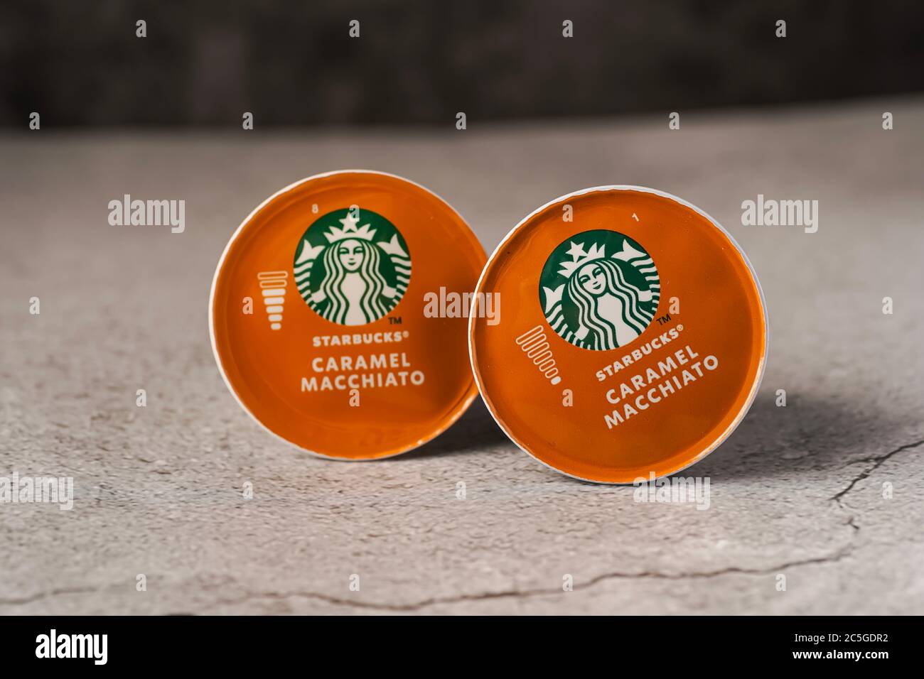 Illustrative redaktionelle Aufnahme von Starbucks Caramel Macchiato Kaffeekapseln Stockfoto