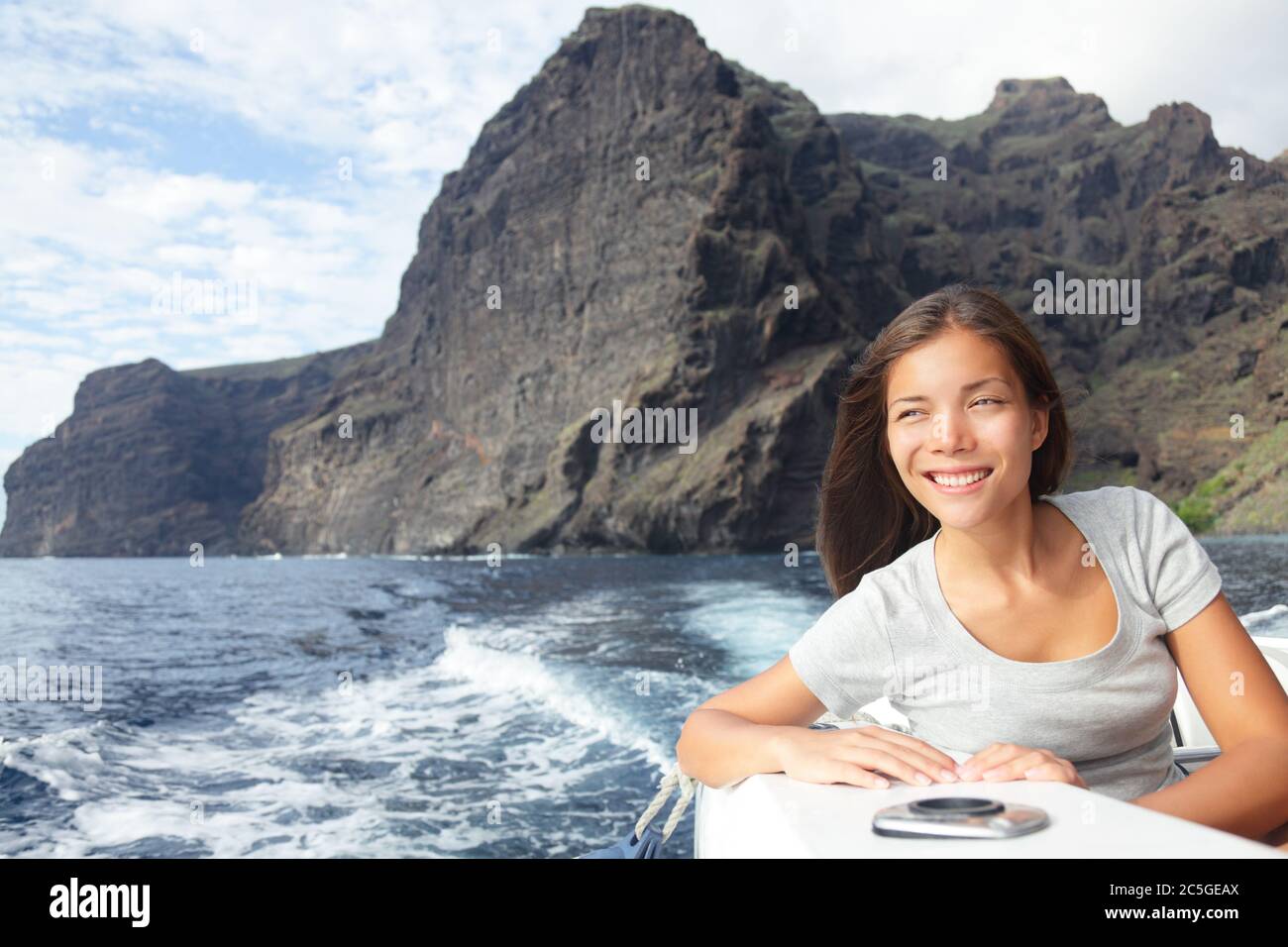 Frau auf dem Boot Segeln Blick auf den Ozean Stockfoto