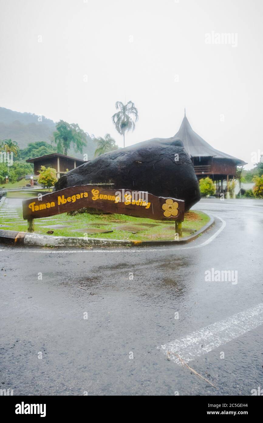 Das Schild von Taman Negara Gunung Gading oder Gunung Gading ...