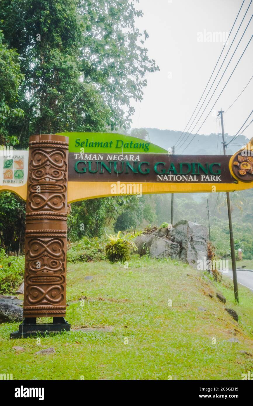 Das Schild von Taman Negara Gunung Gading oder Gunung Gading ...