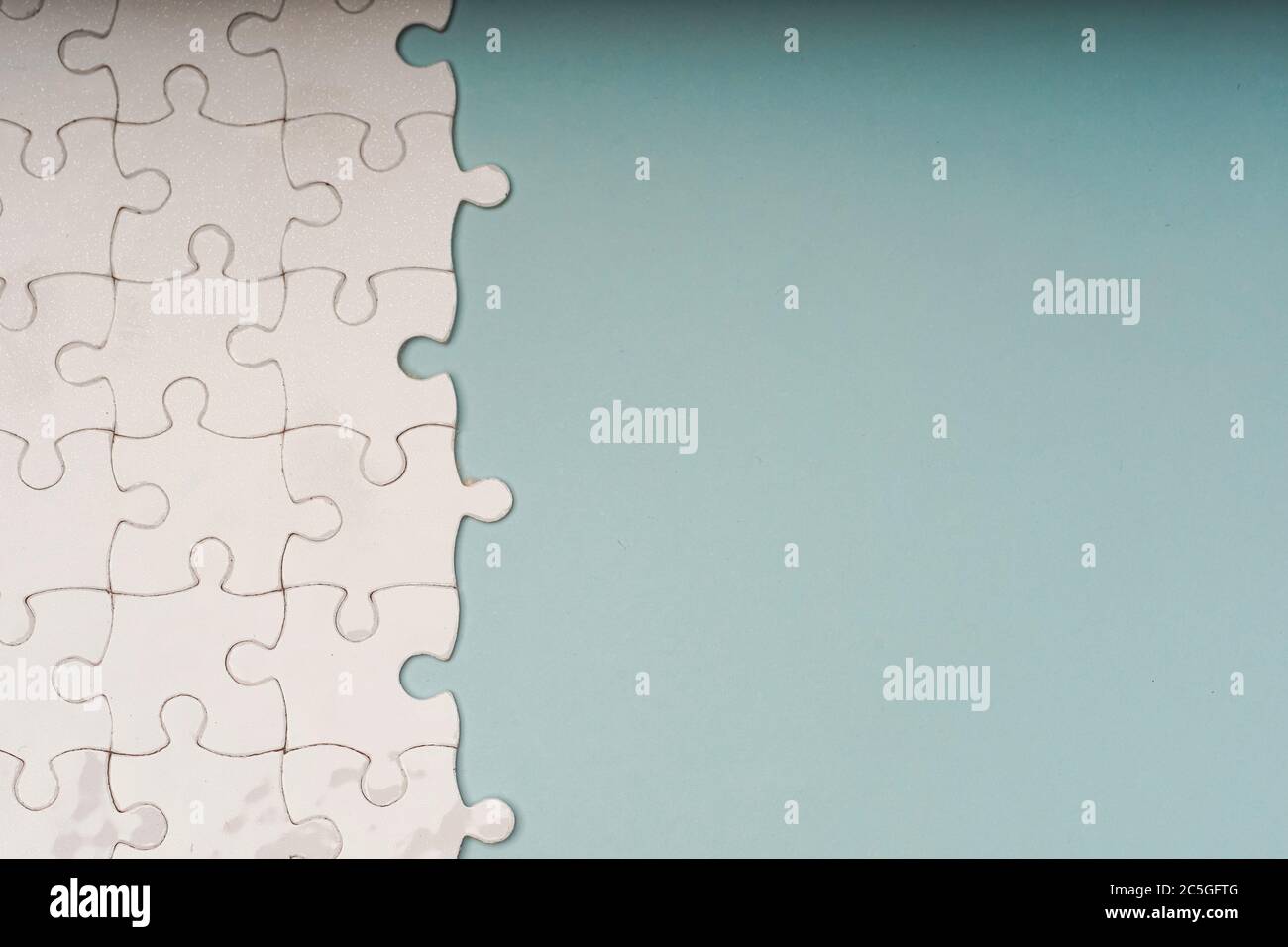 Geschlossene Aufnahme von leeren weißen Puzzleteilen, selektiver Fokus, Kopierraum für Text Stockfoto
