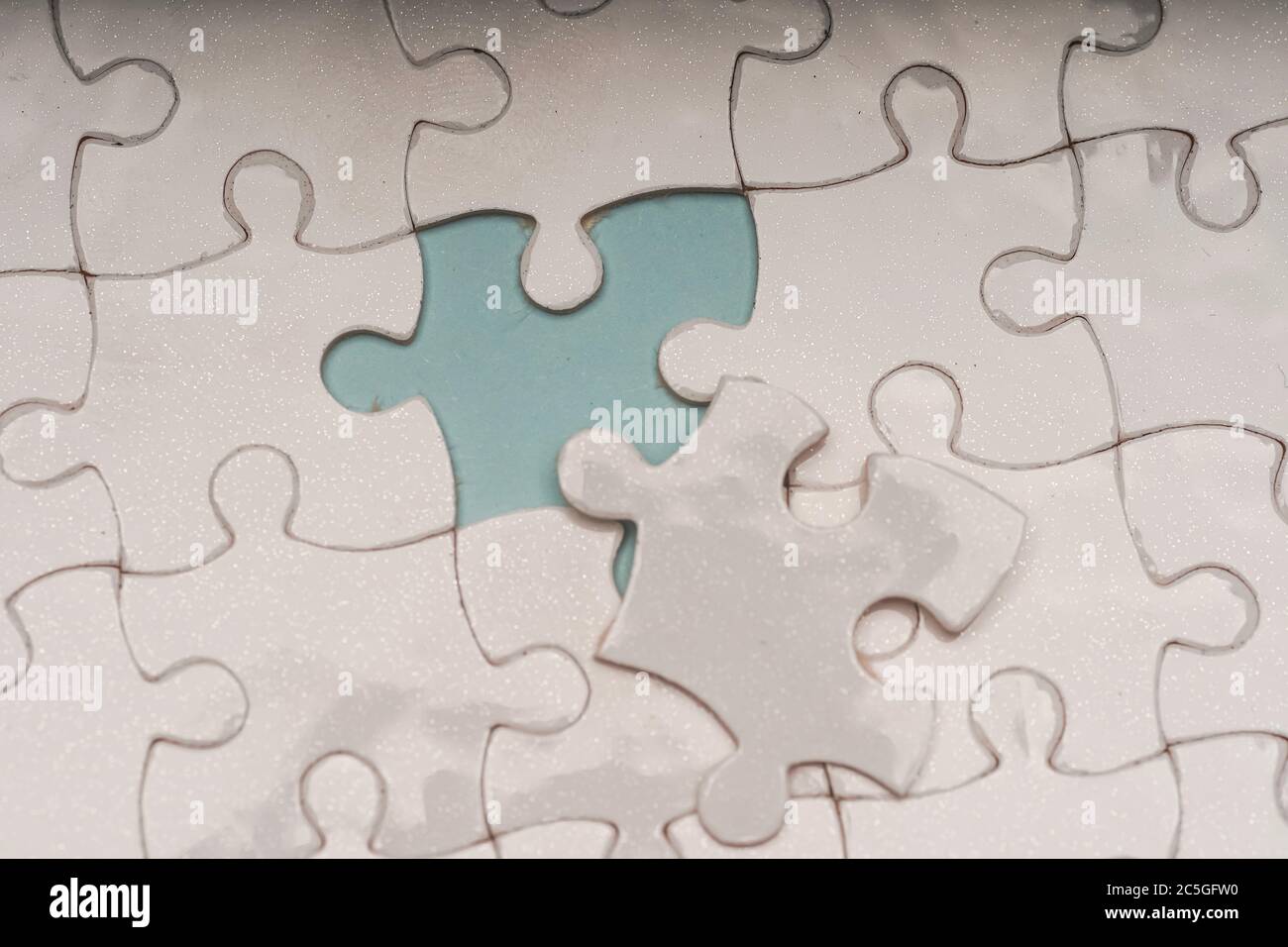 Geschlossene Aufnahme von leeren weißen Puzzleteilen, selektiver Fokus, Kopierraum für Text Stockfoto