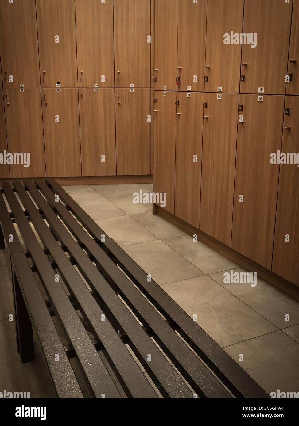 Das Innere des Umkleideräume/Umkleideräume des Gymnasiums. Stockfoto