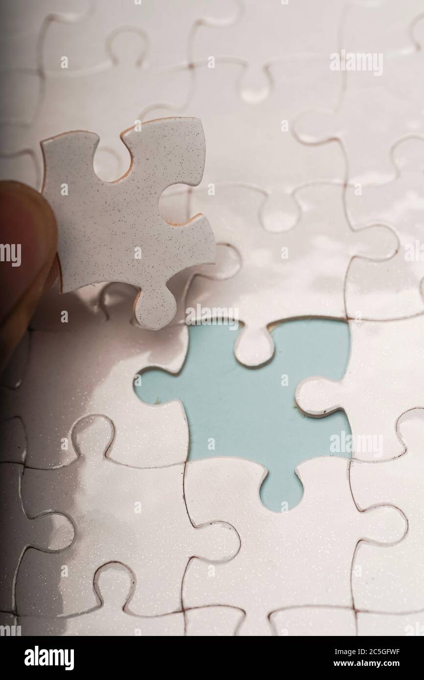 Geschlossene Aufnahme von leeren weißen Puzzleteilen, selektiver Fokus, Kopierraum für Text Stockfoto