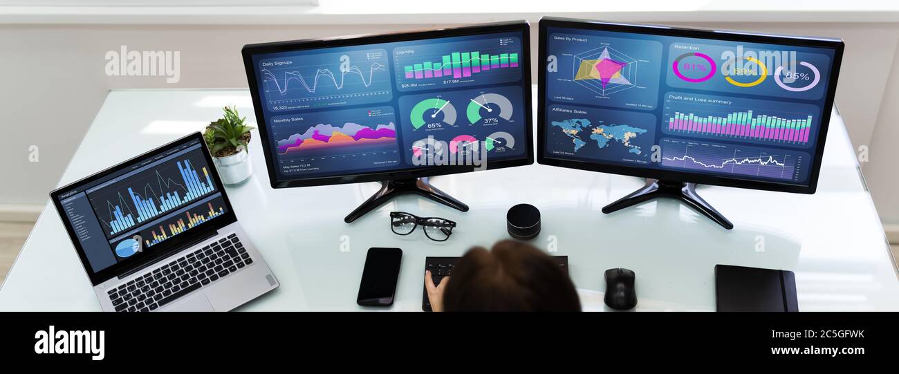 Analystinnen, die KPI-Daten auf dem Computerbildschirm betrachten Stockfoto