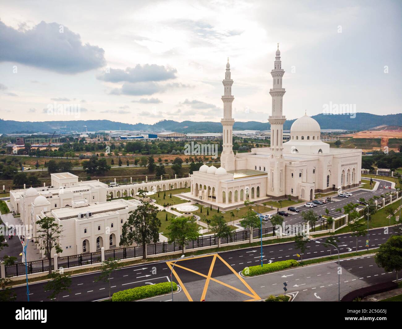 Seremban neueste Attraktion, Masjid Sri Sendayan, hat Lob von der Öffentlichkeit für seine elegante und künstlerische islamische Architektur gewonnen Stockfoto