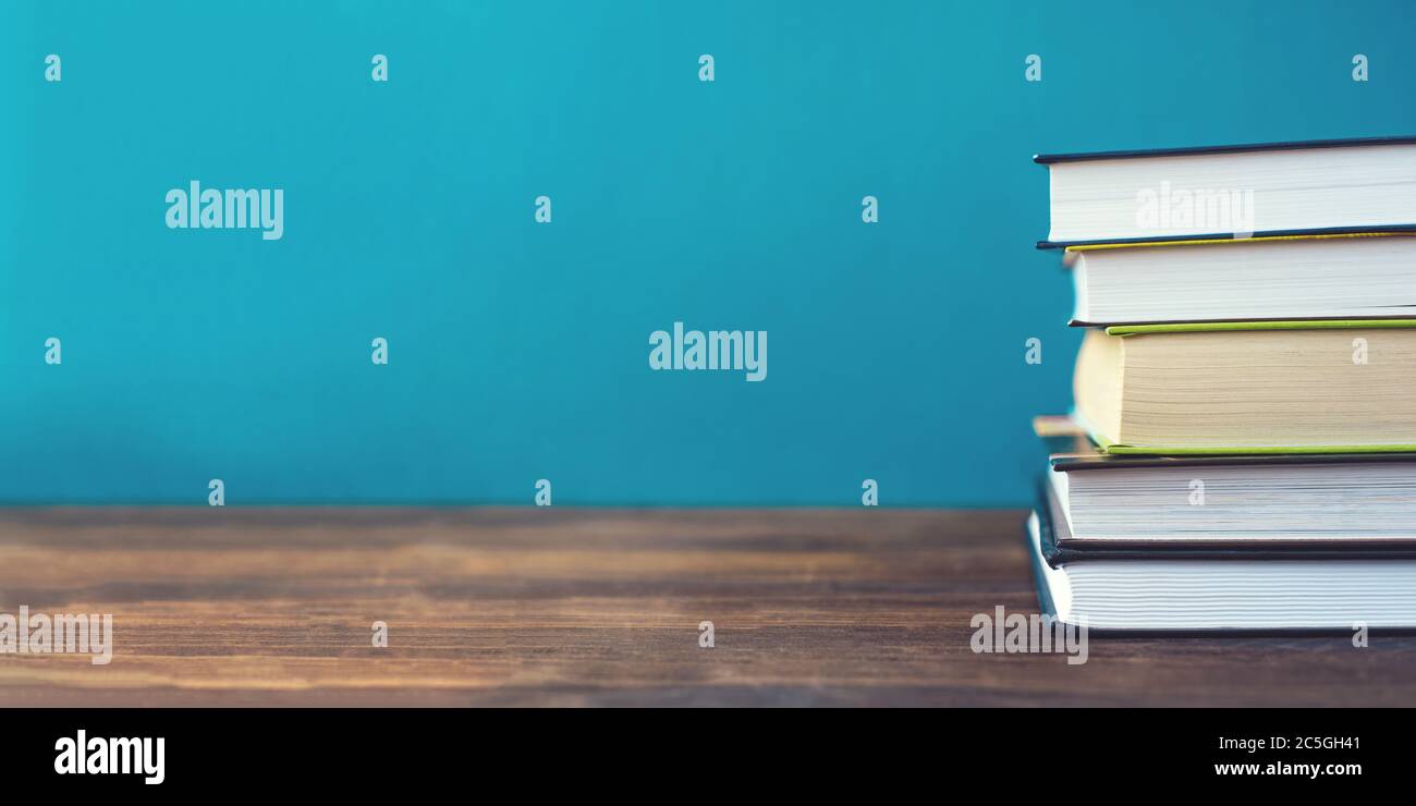 Bücher auf dem Tisch vor Kreidetafel. Stockfoto
