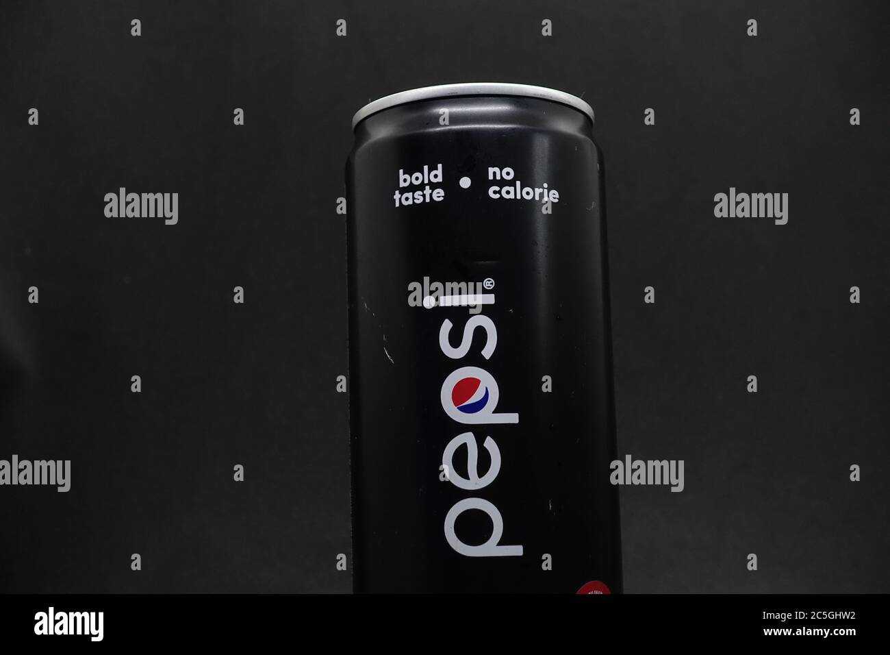 Eine Dose pepsi schwarz vor isoliertem schwarzem Hintergrund, ein kohlensäurehaltiges Getränk, eine gesündere Wahl Stockfoto