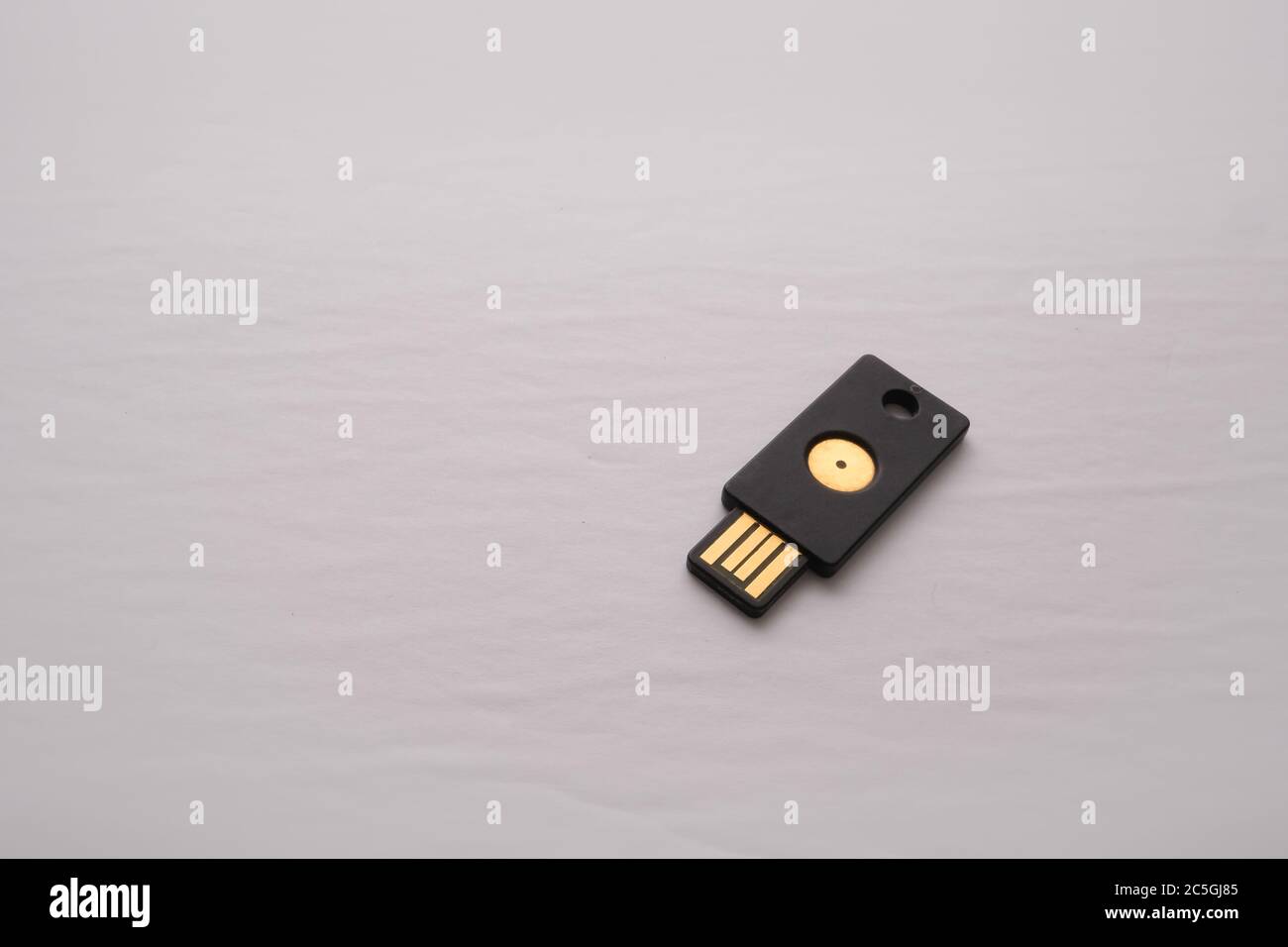 Ein isoliertes USB-Gerät mit einem Sicherheitsschlüssel wird für die zwei-Faktor-Authentifizierung verwendet, um Anmeldungen und Online-Autorisierung eine Sicherheitsebene hinzuzufügen. Stockfoto