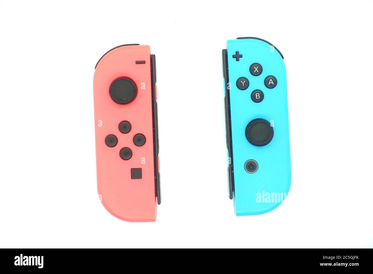 Ein Neon blau und neon rot Nintendo Switch joycon vor isoliertem weißen Hintergrund Stockfoto