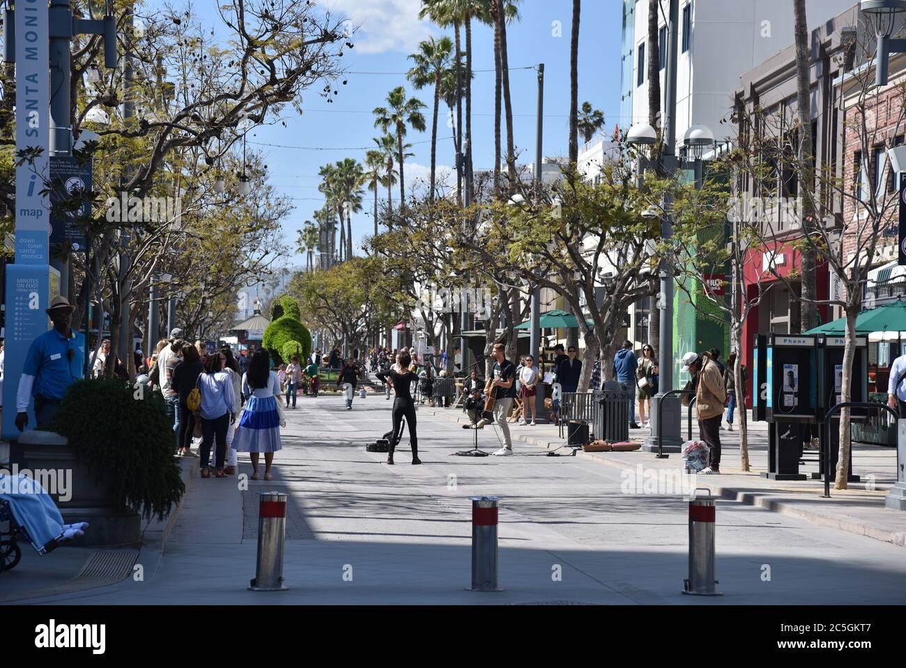 Santa Monica, CA/USA - 11. April 2019: An einem schönen Sommertag genießen die Menschen die beliebte Third Street Promenade in Santa Monica Stockfoto