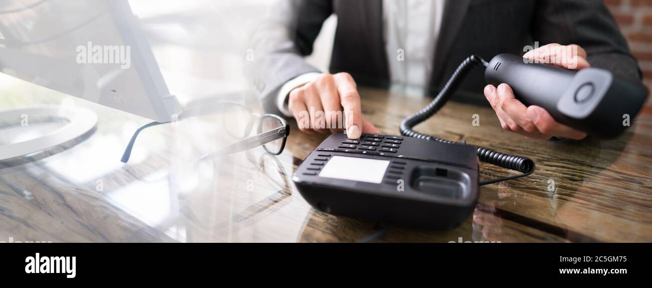Telefonanruf Am Büroschalter Des Unternehmens Stockfoto