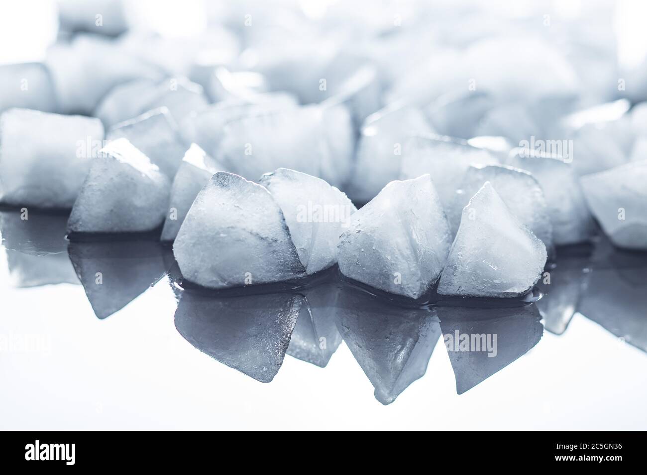Viele kalte Eiswürfel. Stockfoto