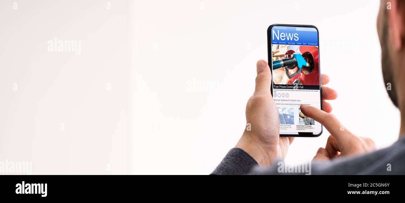 Lesen Zeitung Artikel Online Auf Handy Stockfoto