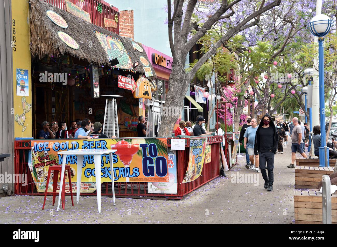 West Hollywood, CA/USA - 29. Mai 2020: Straßencafés am Santa Monica Boulevard öffnen sich nach einer langen COVID-19 Quarantäne wieder Stockfoto
