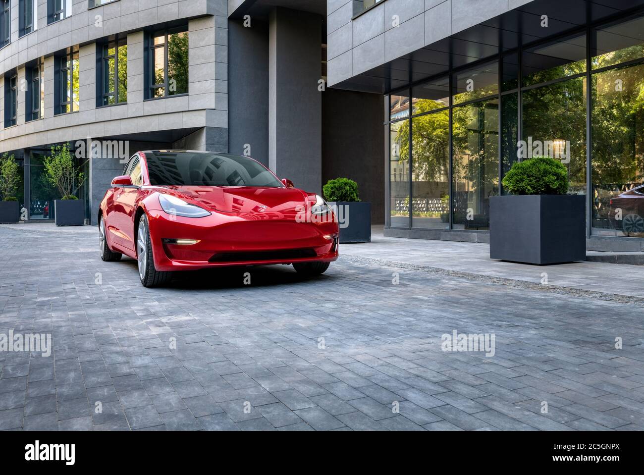 Kiew, Ukraine - 7. Juni 2020: Rotes Tesla Modell 3 in der Stadt Stockfoto