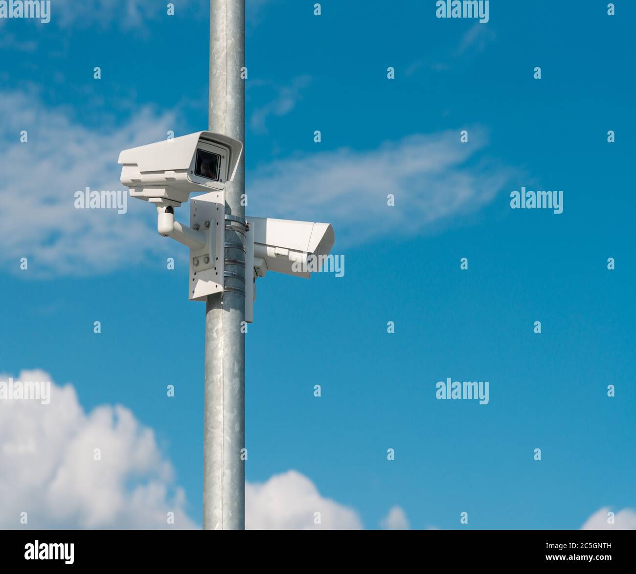 Sicherheitskamera gegen blauen Himmel Stockfoto