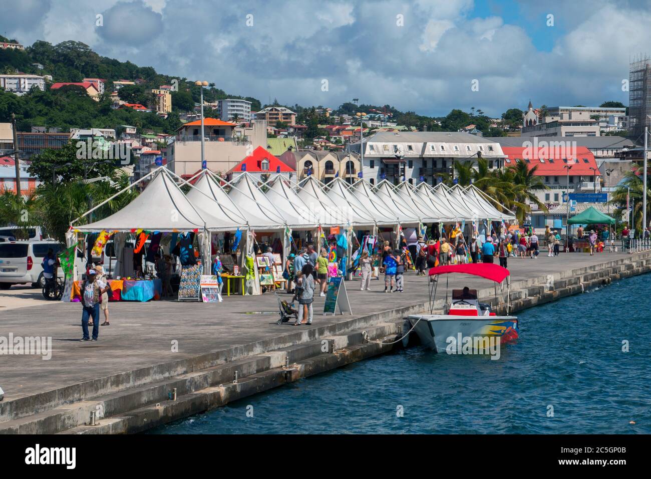 martinique, farbenfrohe Gebäude am Hafen von Martinique, Fort-de-France, Blick auf die Stadt vom Hafen, martinique Straße Stockfoto