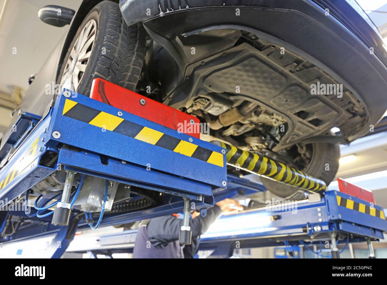 Reparaturwerkstatt: Auto auf der Hebebühne Stockfoto