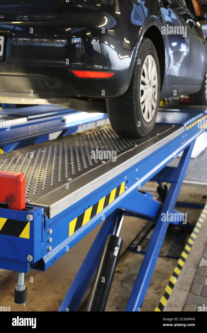 Reparaturwerkstatt: Auto auf der Hebebühne Stockfoto