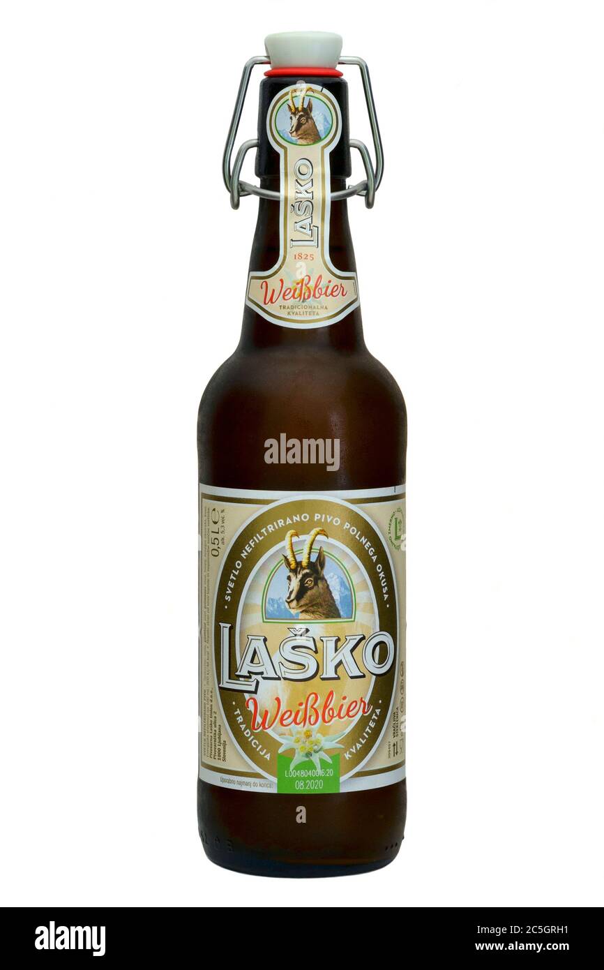Flasche pivovarna lasko Weizenbier vor weißem Hintergrund geschnitten Stockfoto