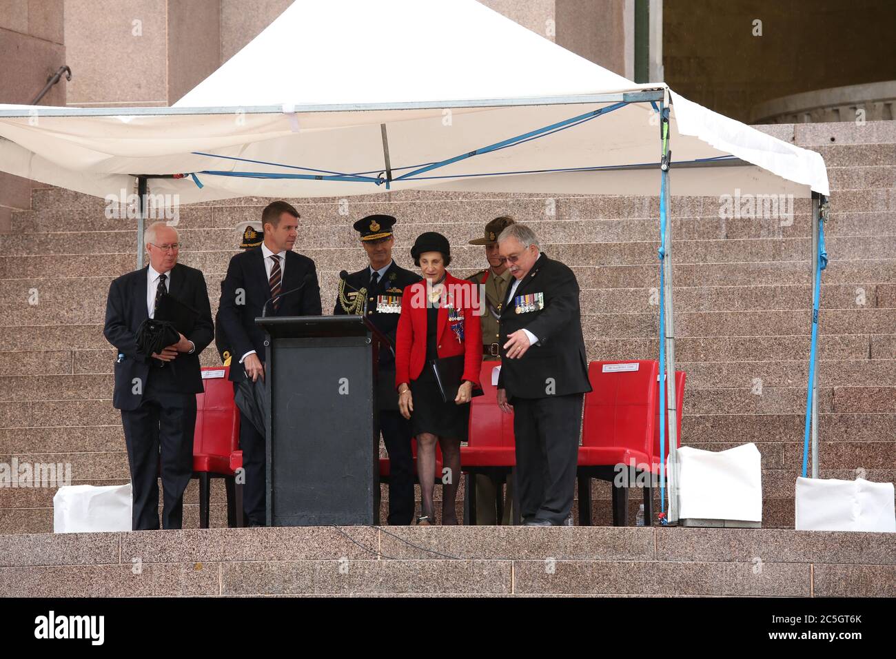 Der Gouverneur von New South Wales, ihre Exzellenz Professor Marie Bashir und RSL NSW Präsident Don Rowe verlassen am Ende des ANZAC Day Service in Stockfoto