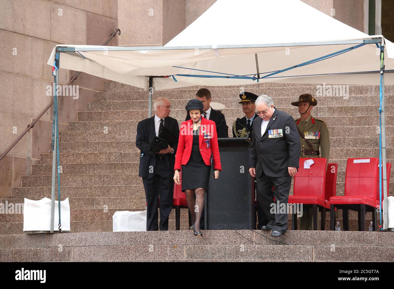 Der Gouverneur von New South Wales, ihre Exzellenz Professor Marie Bashir und RSL NSW Präsident Don Rowe verlassen am Ende des ANZAC Day Service in Stockfoto