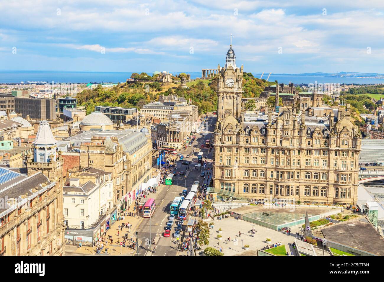 Blick auf Edinburgh mit Princes Mall von erhöhter Position Stockfoto