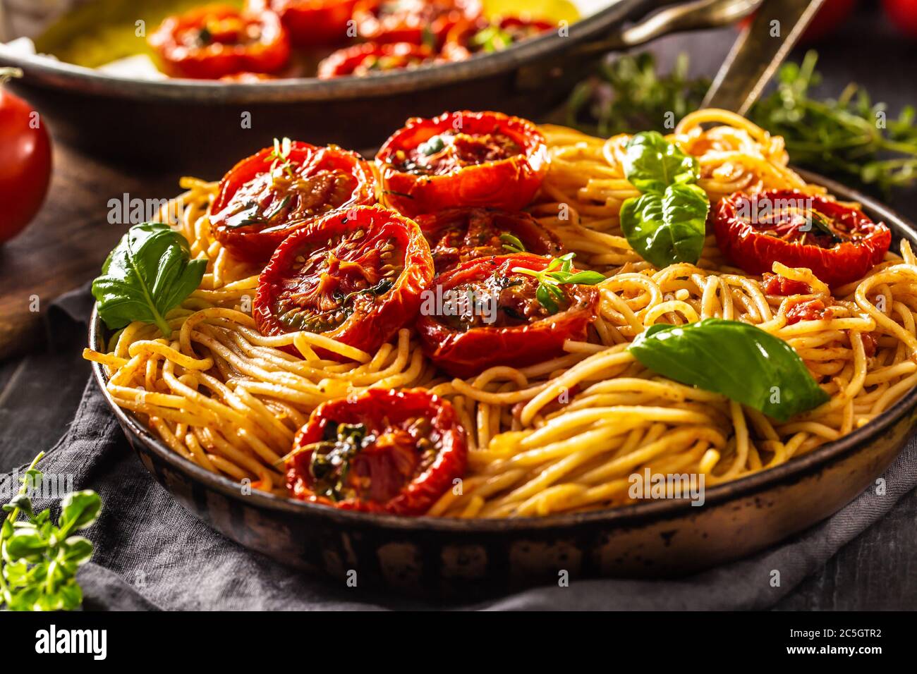 Italienische Pasta Spaghetti mit gerösteten Tomaten Basilikum Oregano und Thymian Stockfoto
