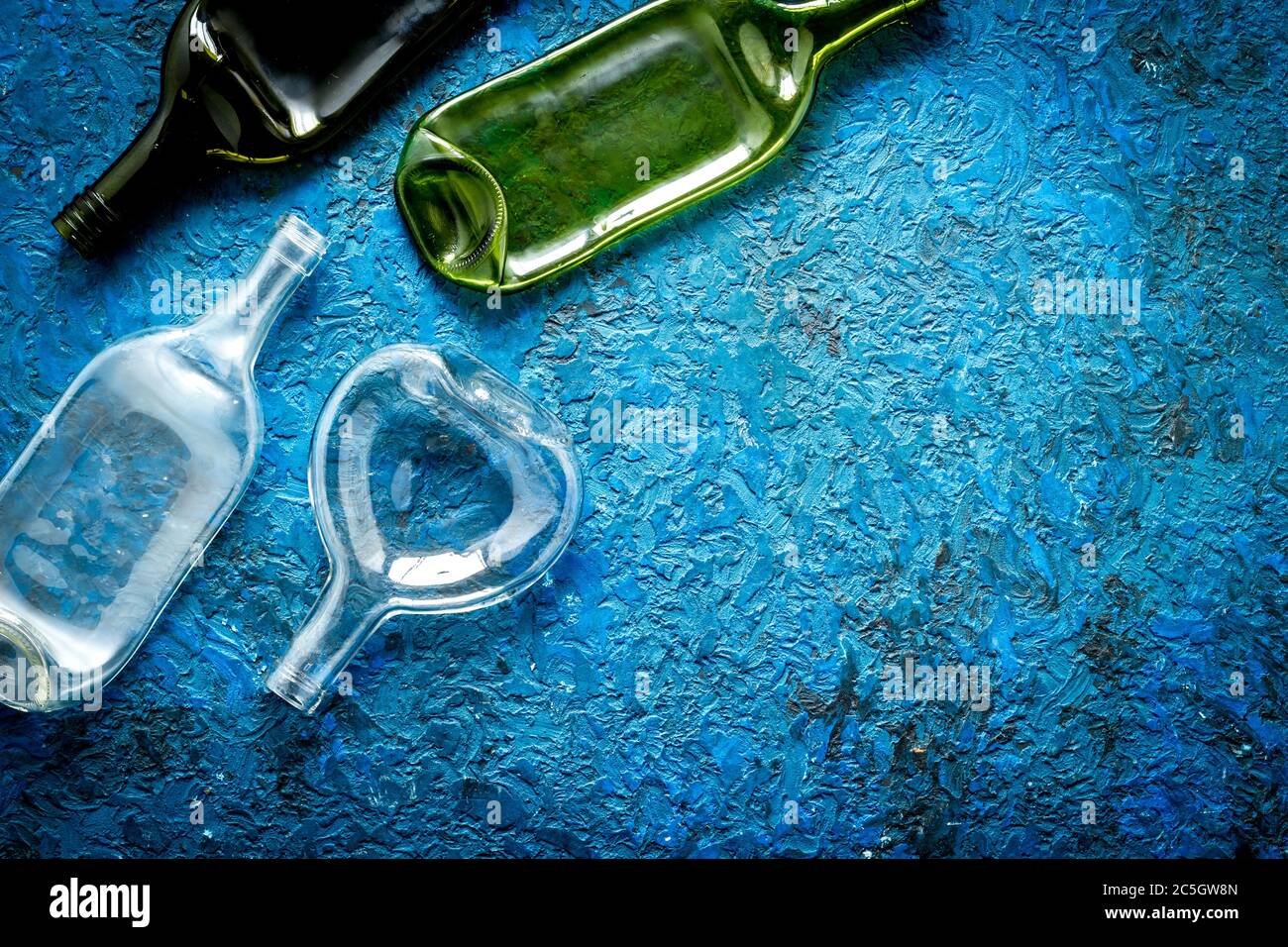 Flach legen mit Flaschen auf blauen Tisch Top-Down-Kopierplatz Stockfoto