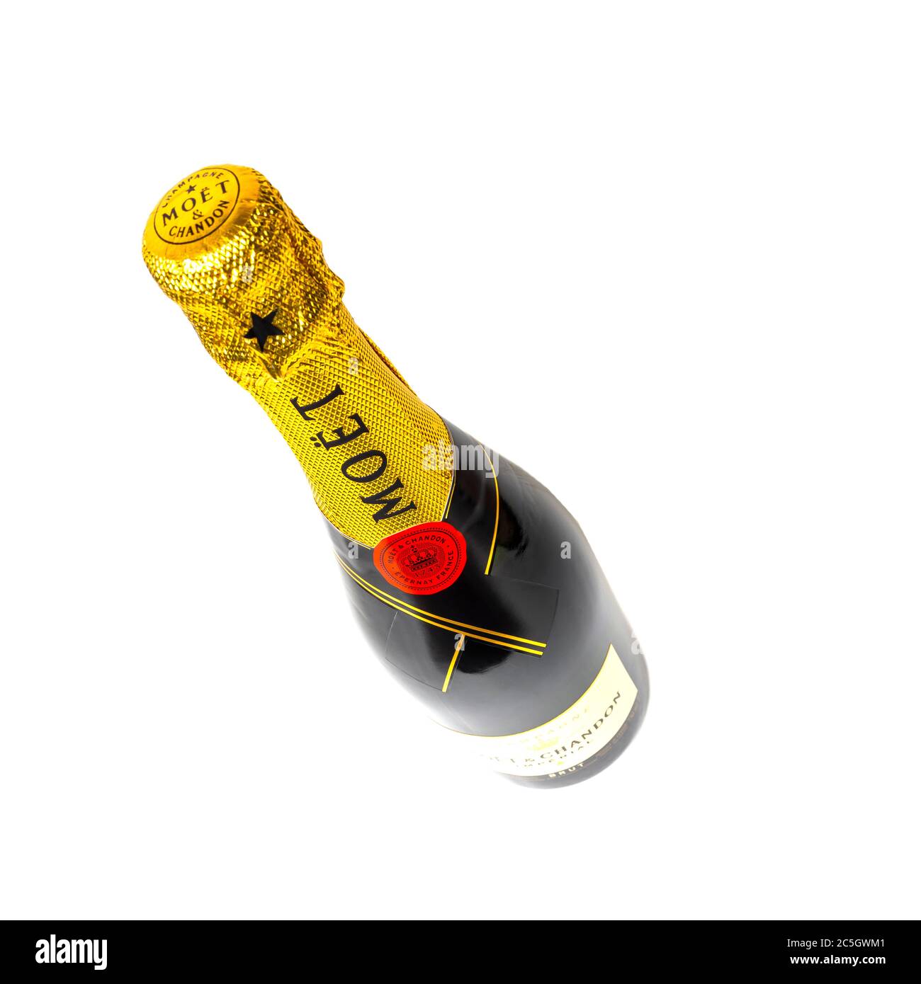 Sankt-Petersburg, Russland - 30. Dezember 2019: Flasche Champagner Moet & Chandon. Studio Shot isoliert auf weiß Stockfoto