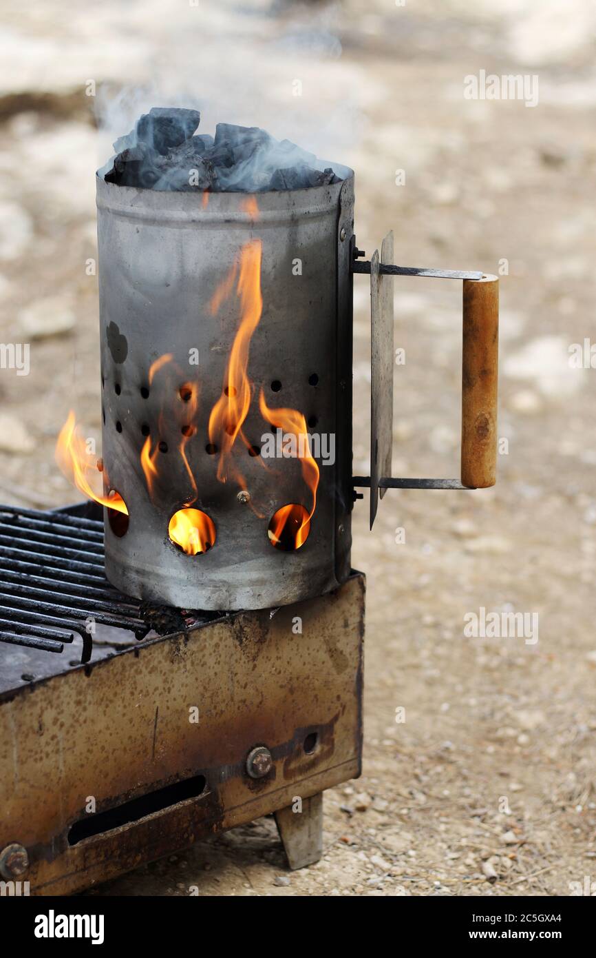 Starter für brennenden Kamin, beladen mit Kohle. Stockfoto
