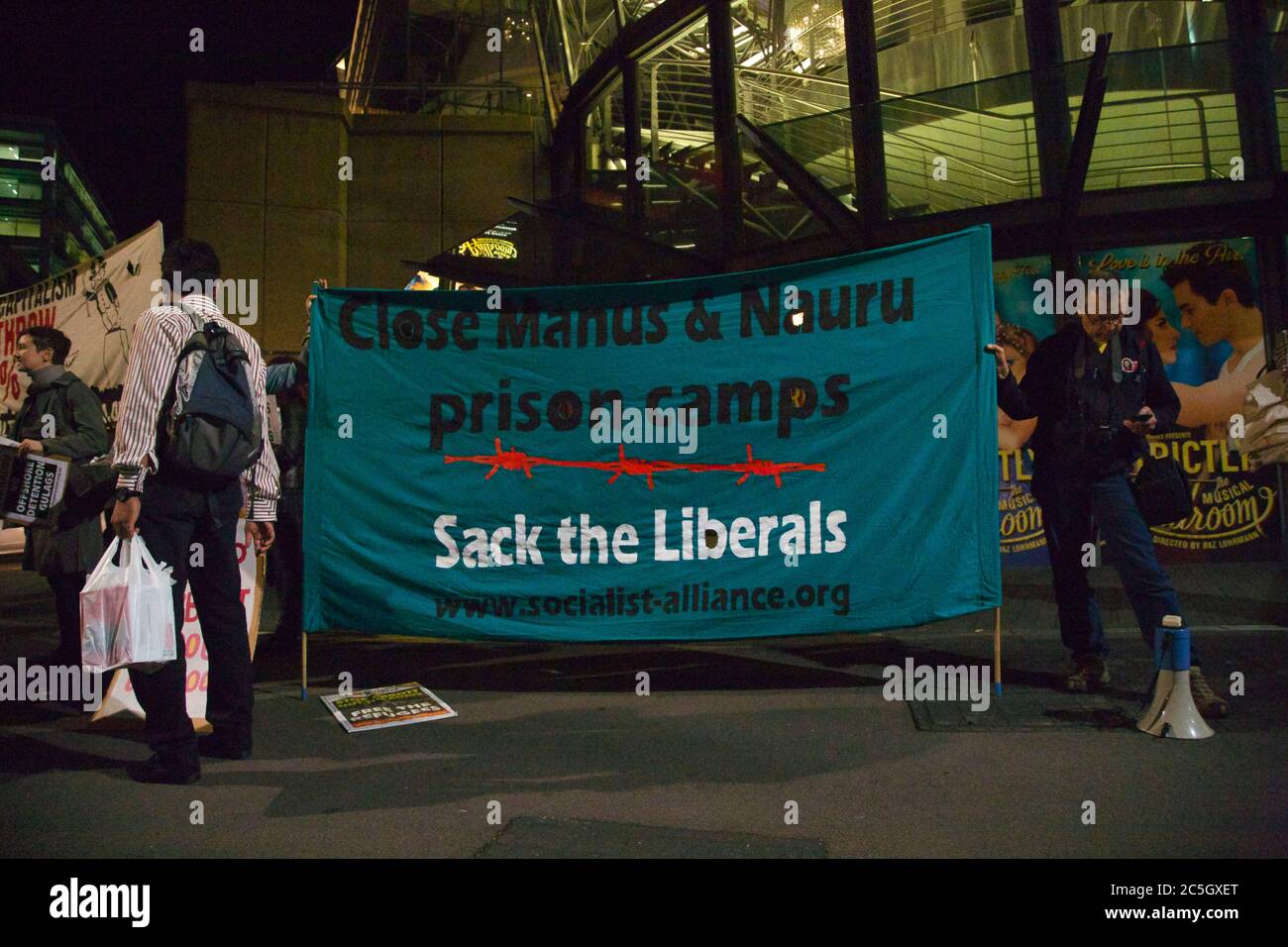 Flüchtling Action Coalition Demonstranten versammeln sich vor dem Stern. Auf einem Spruchband steht: ‘Close Manus & Nauru Prison Camps’ und ‘S„Pack die Liberalen“. Stockfoto