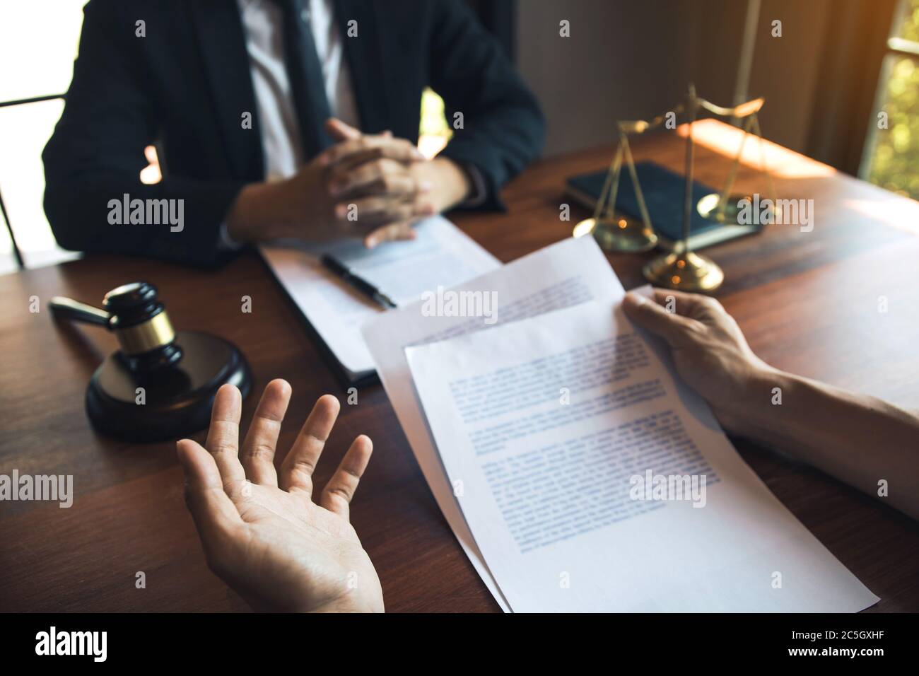 Der Kunde erklärt dem Anwalt die Straftat und arbeitet zusammen, um das Problem der Straftat zu lösen. Stockfoto