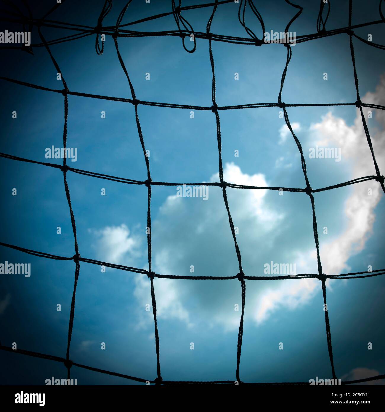 Fußball Tor Netz gegen bewölkten Himmel Stockfoto