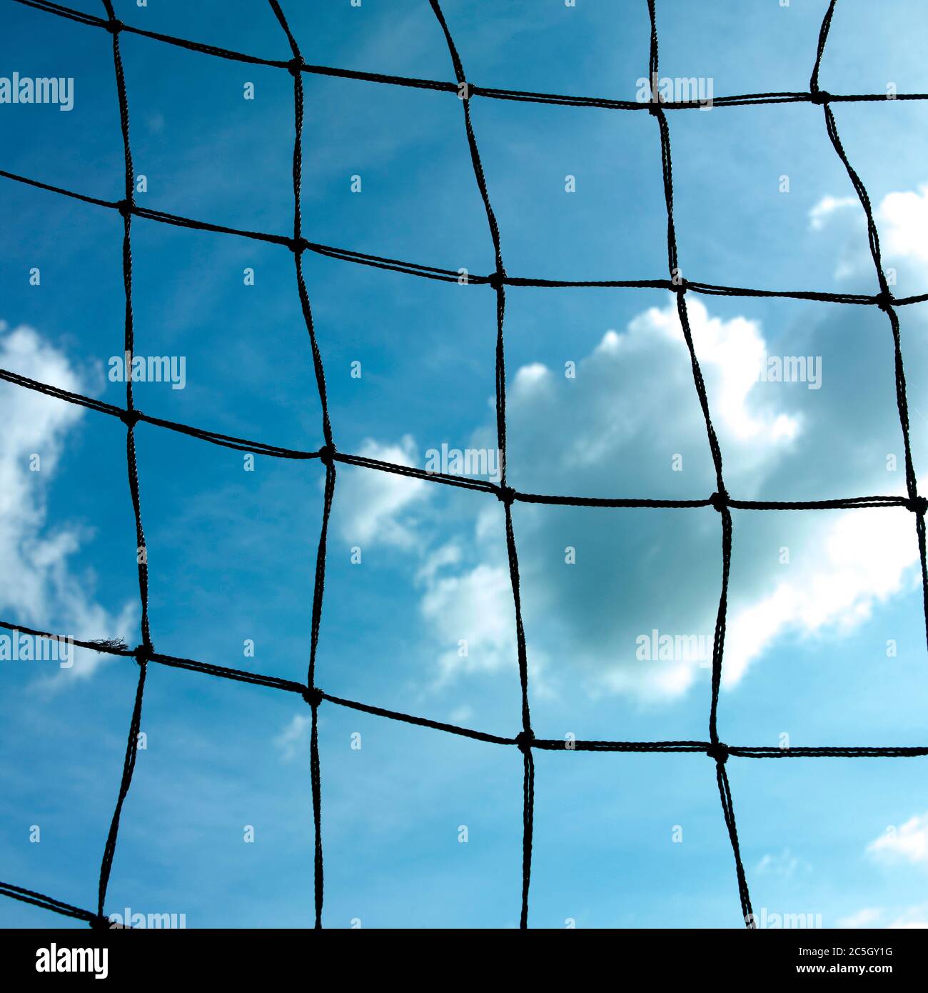 Fußball Tor Netz gegen bewölkten Himmel Stockfoto