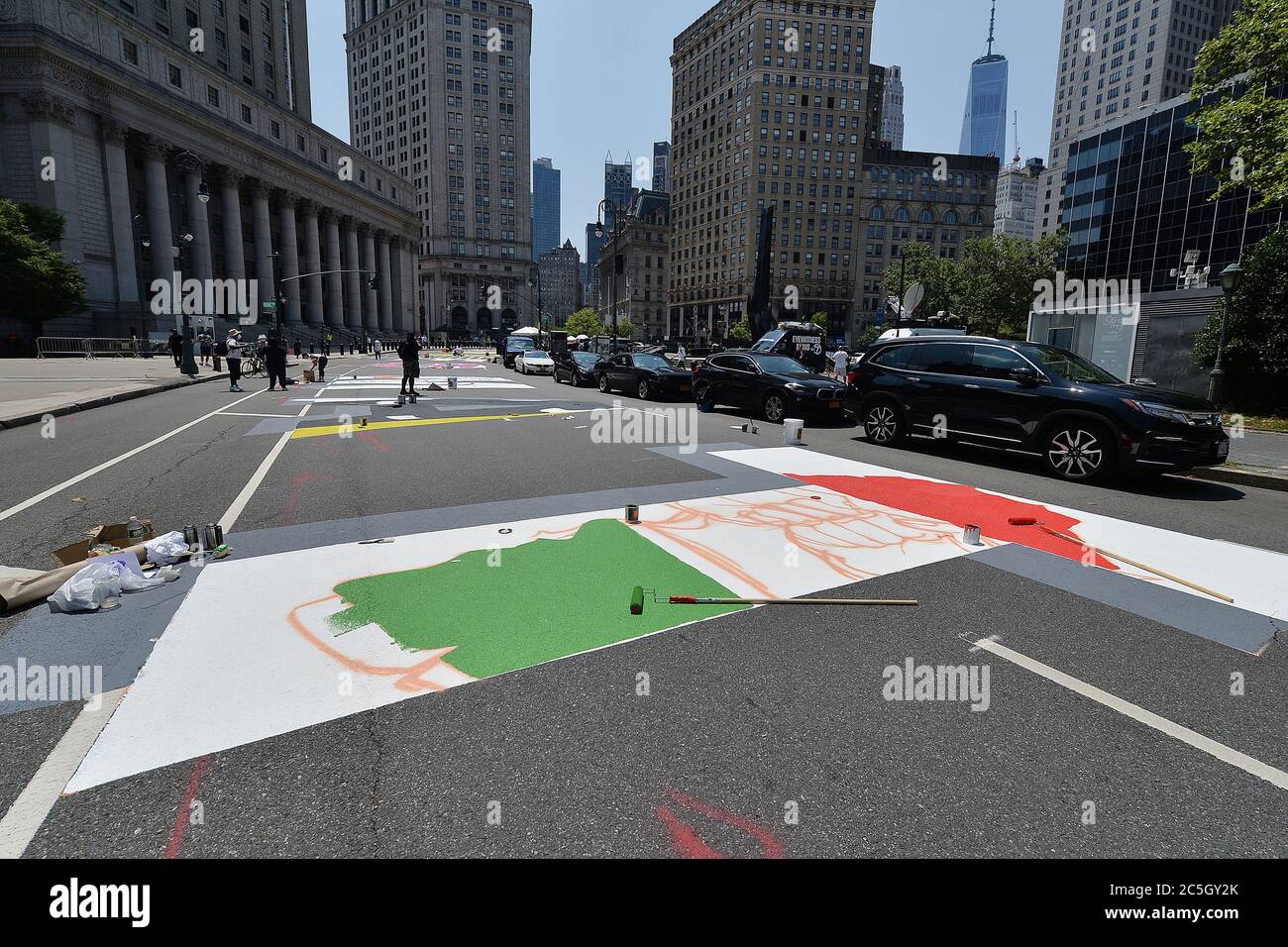 New York City, USA. Juli 2020. Künstler unterstützen das Gemälde des „Black Lives Matter“ Straßenbildes entlang der Center Street (zwischen Worth Street und Reade Street) vor dem Obersten Gerichtshof von New York County und den USA. Federal Courthouse in Lower Manhattan, New York, NY, 2. Juli 2020. Das fertige Straßenbild ist Teil der Bewegung gegen systemischen Rassismus gegen die afro-amerikanische Gemeinschaft und Polizeibrutalität, aus Protest gegen die Ermordung von George Floyd durch Minneapolis Polizei am 25. Mai. (Anthony Behar/Sipa USA) Quelle: SIPA USA/Alamy Live News Stockfoto