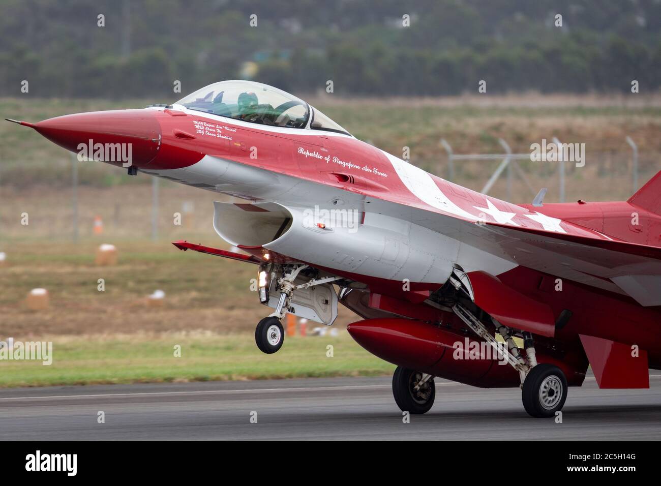 Republic of Singapore Air Force (RSAF) Lockheed Martin F-16CJ Kampffalcon Kampfflugzeug der Black Knights Display-Team. Stockfoto