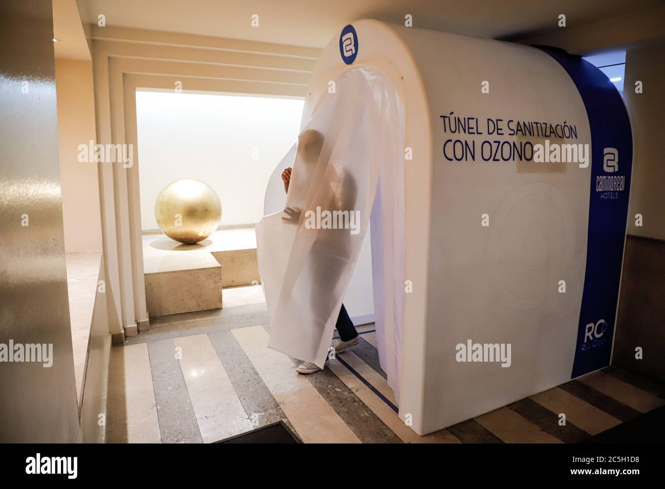 Mexiko-Stadt, Mexiko. Juli 2020. Ein Mann passiert einen Ozonentunnel im Camino Real Hotel in Mexiko-Stadt, Mexiko, 2. Juli 2020. Quelle: Str/Xinhua/Alamy Live News Stockfoto