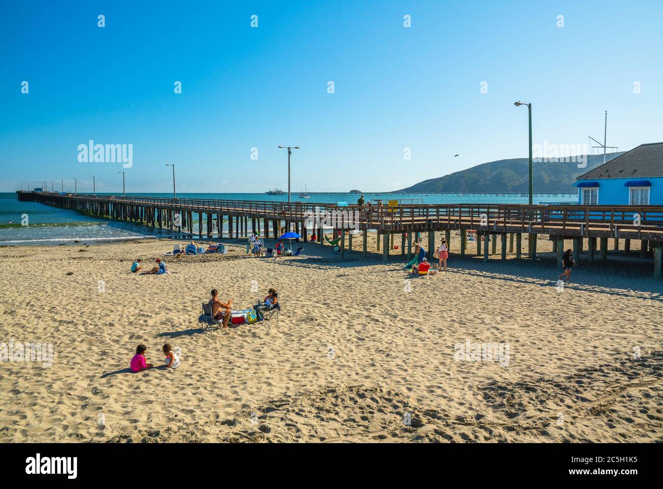 Avila Beach, California/USA - 2. Juli 2020 großer breiter Sandstrand und der Avila Beach Pier, der sich von der Avila Promenade in den Ozean erstreckt Stockfoto