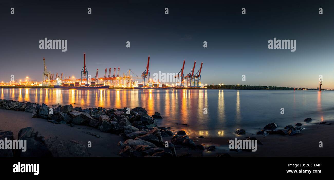 Panorama bei Nacht im Hamburger Hafen Stockfoto