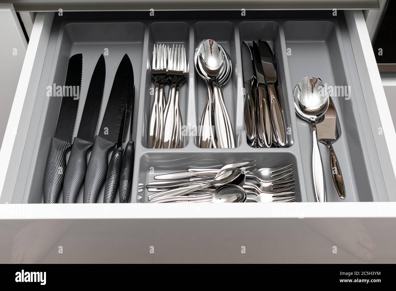 Edelstahl-Besteck-Set in Schublade. Offene Küchenschublade Stockfoto