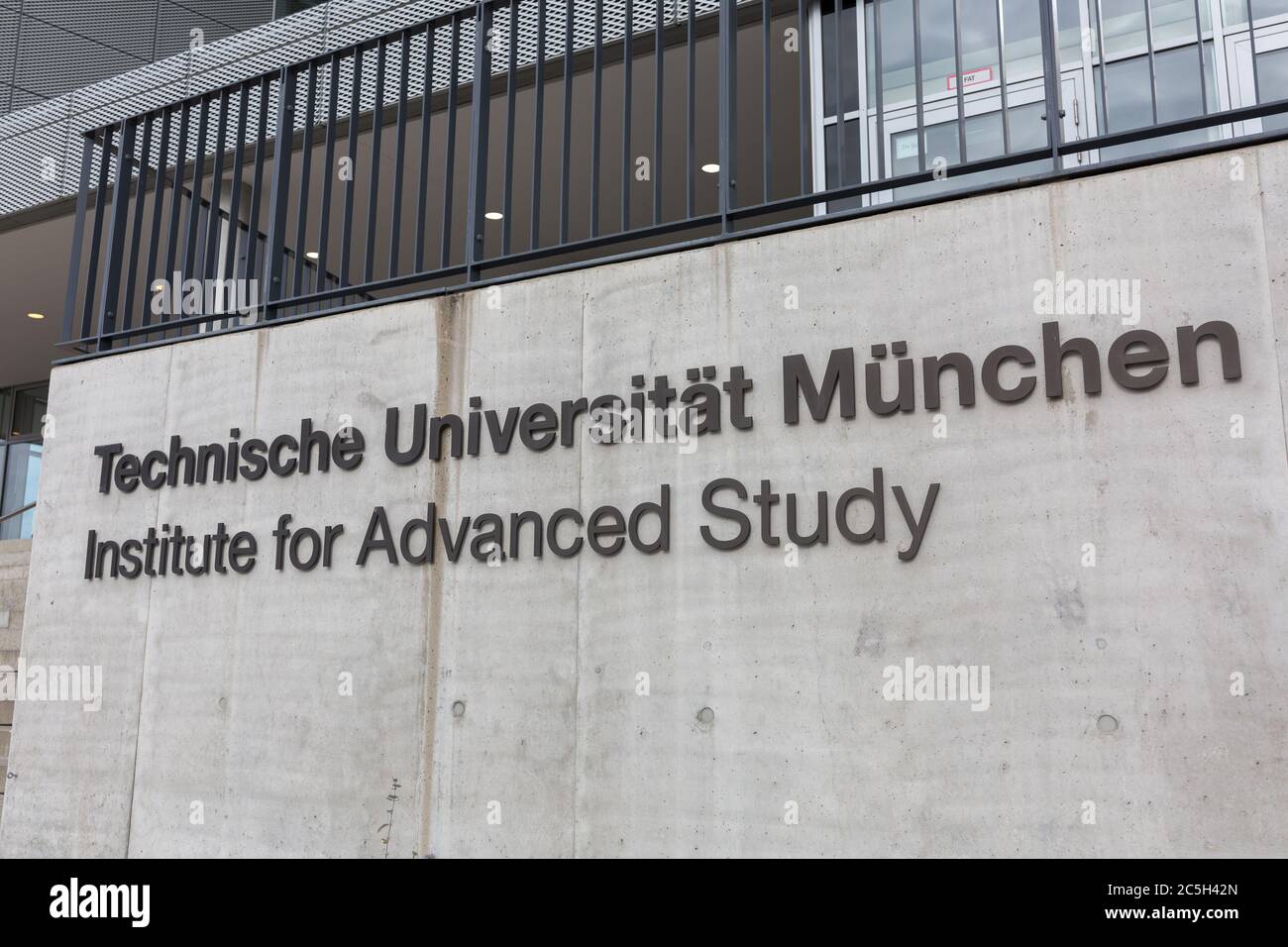 Schreiben "Technische Universität München - Institut für höhere Studien" - auf dem Universitätscampus in Garching bei München. Stockfoto