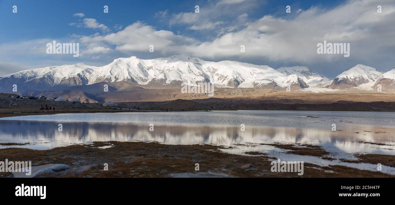 Panorama des Pamir-Gebirges mit Wasserspiegelungen am Karakul-See (Karakorum Highway). Stockfoto
