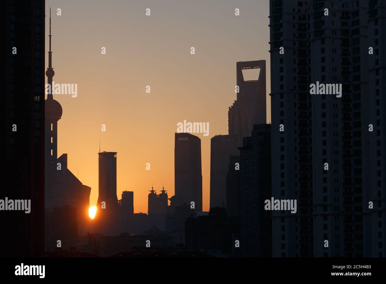 Sonnenaufgang in Shanghai. Mit Silhouetten des Oriental Pearl Tower und Shanghai Financial Tower. Stockfoto Sonnenaufgang in Shanghai. Mit Silhouetten des Oriental Pearl Tower und Shanghai Financial Tower. Stockfoto